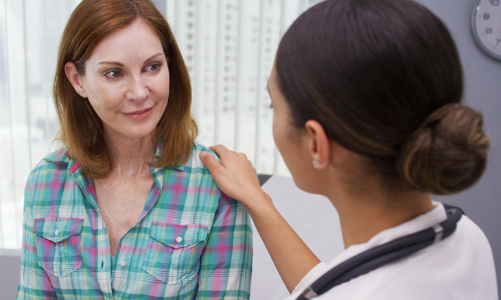 Women speaks with gynocologist.