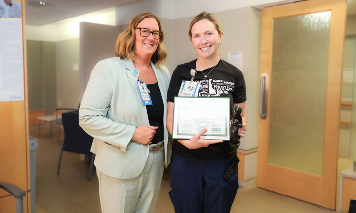 Rosemary (Rosi) Wurster, DNP, RN, MPH, NEA-BC, CEN, and Bayhealth’s Elizabeth Ford, RN, with her DAISY Award. 